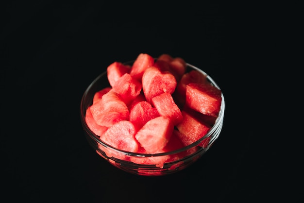 trozos de sandía en rodajas en forma de corazones en un plato de vidrio