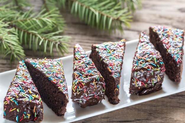 Trozos de tarta de chocolate en el plato