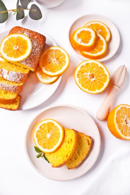 Trozos de tarta de limón en rodajas al horno casera fresca en la placa blanca. Vista superior.