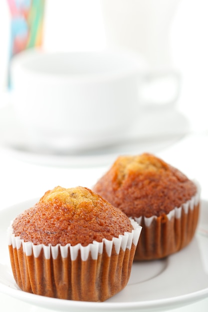 Trozos de tarta de plátano y taza de café