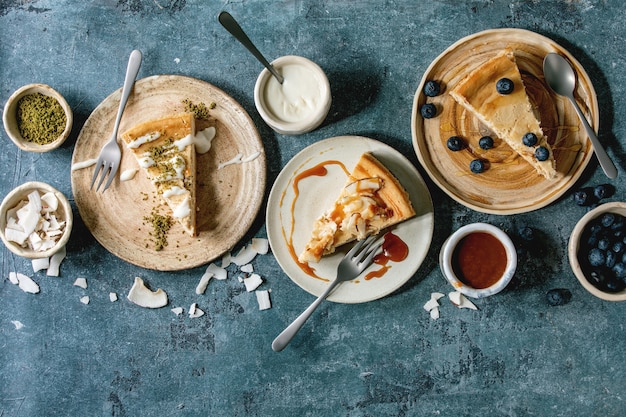 Trozos de tarta de queso con diferentes ingredientes