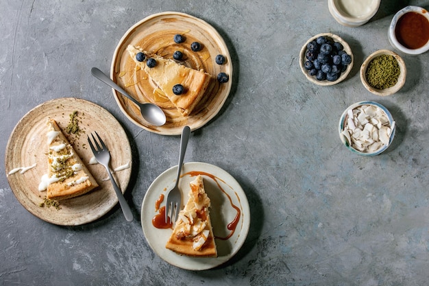 Trozos de tarta de queso con diferentes ingredientes