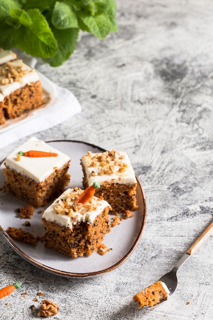 Foto trozos de tarta de zanahoria con nueces en un plato