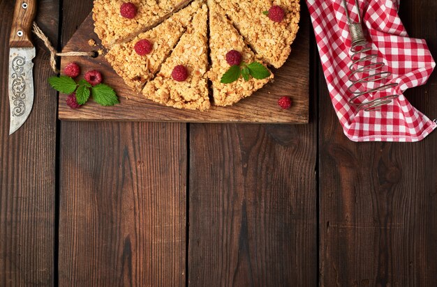 Trozos triangulares en rodajas de pastel de crumble con manzanas