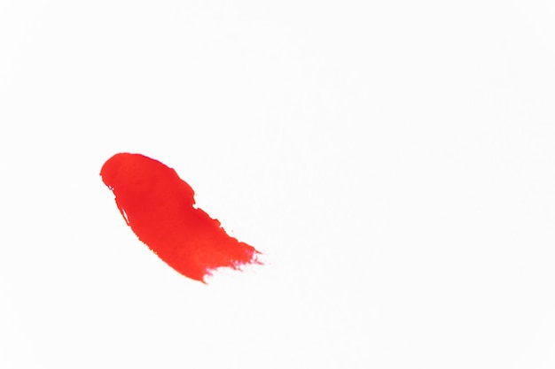 Trucado de esmalte de uñas rojo sobre fondo blanco textura de esmalto de fondo superior