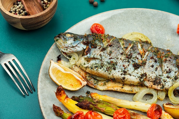 Trucha al horno con espárragos blancos