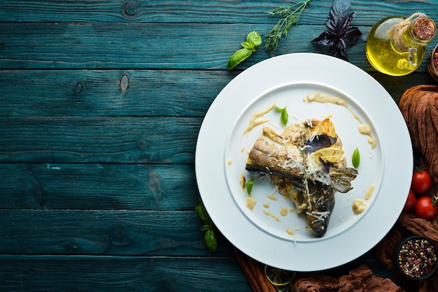 Trucha al horno en un plato Platos comida Vista superior Espacio libre para su texto