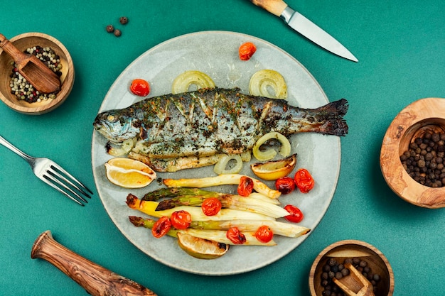 Trucha asada con espárragos al horno