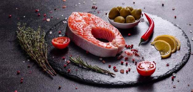 Trucha cruda filete de pescado rojo servido con hierbas y limón y aceite de oliva. Cocinar salmón. Concepto de alimentación saludable