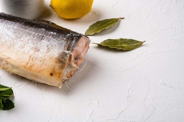 Trucha o salmón ahumado en frío, sobre fondo de mesa de piedra blanca, con espacio para copiar texto