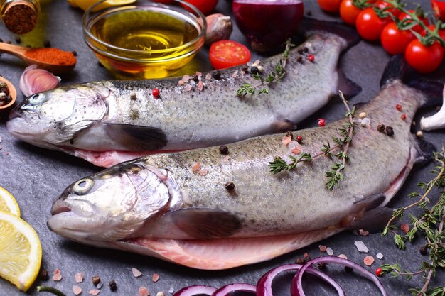 Trucha de pescado con especias y limón