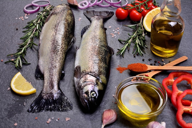 Trucha de pescado con especias y limón.