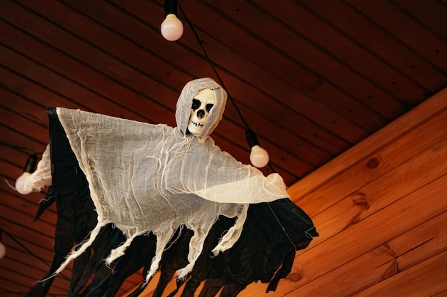 ¡Truco o trato! Esqueleto monstruo cabeza miedo fantasma tradicional halloween decoraciones concepto fiesta