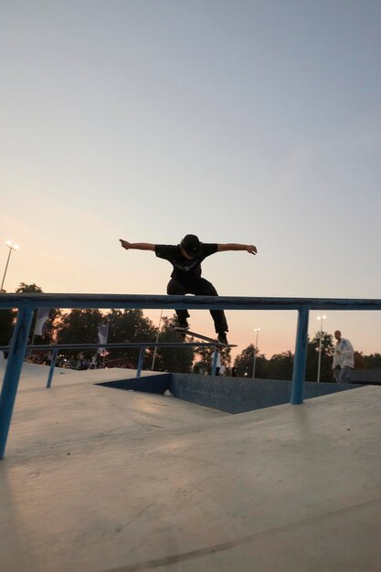 Trucos de skate Boardslide Skaters entrenan en un skate park Skateboarding Entrenamiento en la rampa