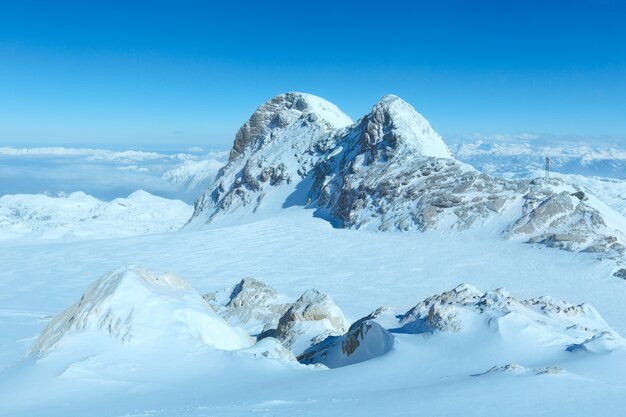 Trübe Winteransicht vom Dachstein-Bergmassiv nach Österreich.