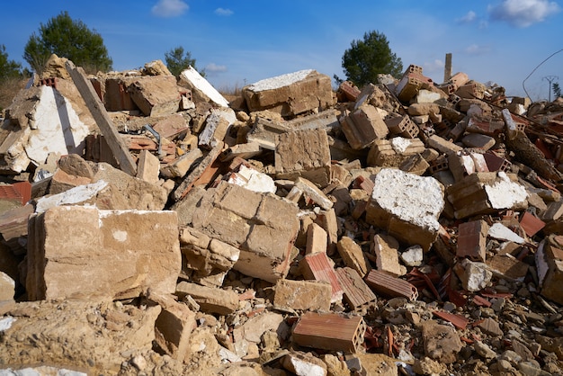 Foto trümmer des zerstörten hauses der ziegelsteine