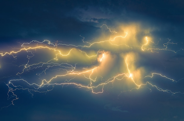 Truenos relámpagos y tormenta en el cielo con fondo de nubes