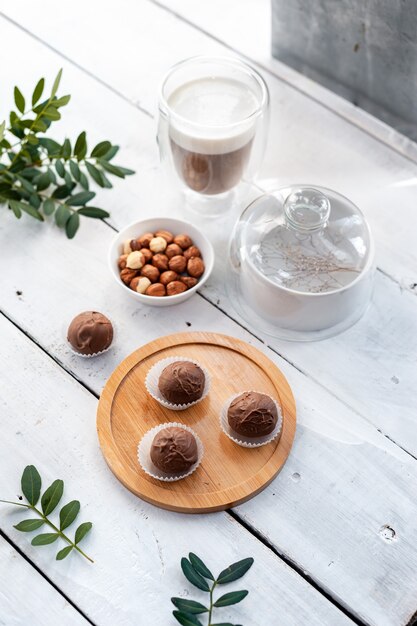 Foto trufa de chocolate artesanal sobre una mesa blanca festiva.