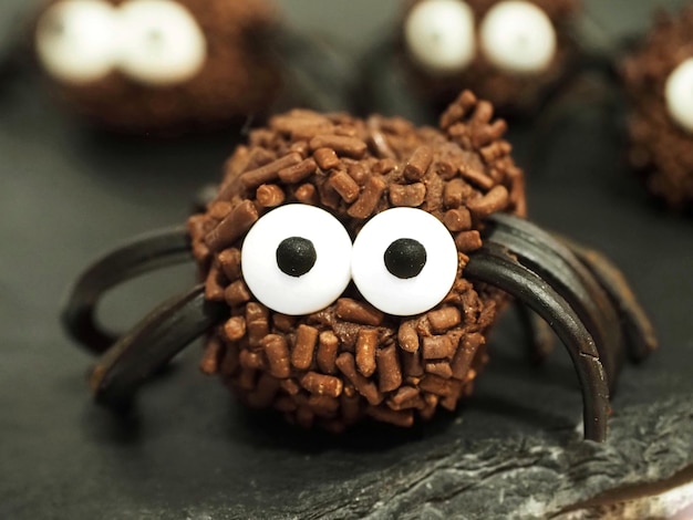 Foto trufa de chocolate aranha com olhos de doces