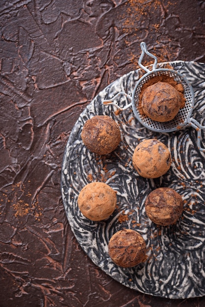 Trufas de caramelo con cacao en polvo.