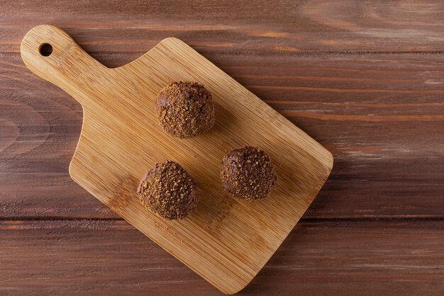 Trufas de caramelo en una tabla de madera