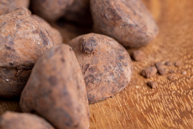 Foto trufas de caramelos de chocolate en una tabla de madera