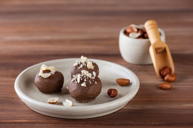 Trufas caseras con cacahuetes en chocolate con leche azúcar gluten y sin lactosa vegana