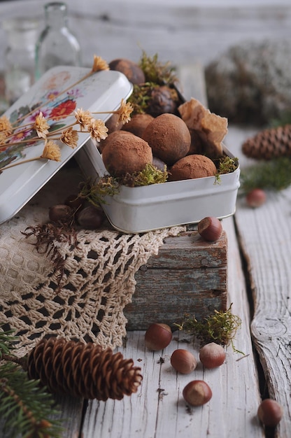 trufas de chocolate con cacao en polvo sobre fondo de madera vintage