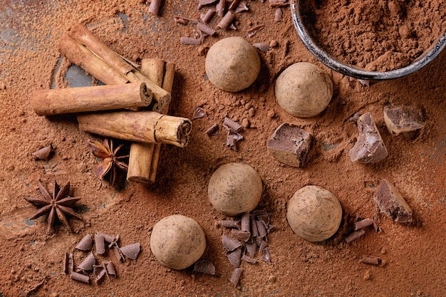 Trufas De Chocolate Con Cacao En Polvo.