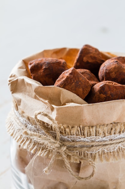 Trufas de chocolate, caramelos e ingredientes.