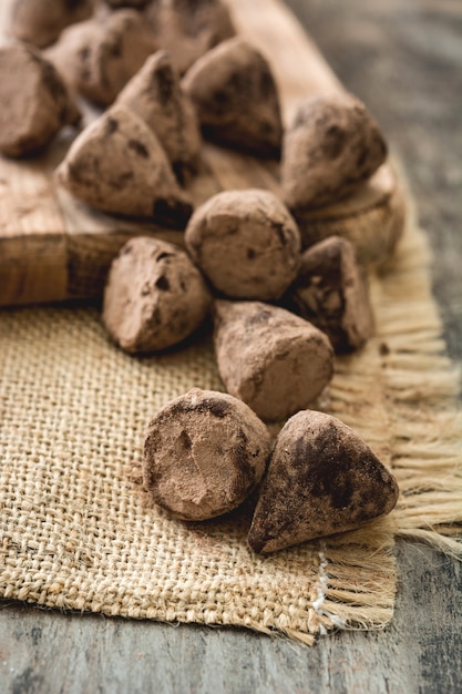 Trufas de chocolate caseras en mesa de madera