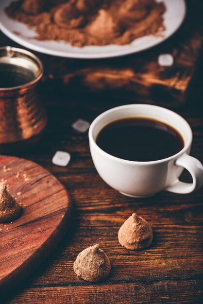 Trufas de chocolate caseras recubiertas de cacao en polvo con café negro