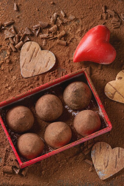 Trufas de chocolate con corazones de san valentín.