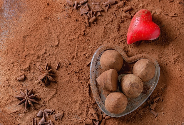 Trufas de chocolate con corazones de san valentín.