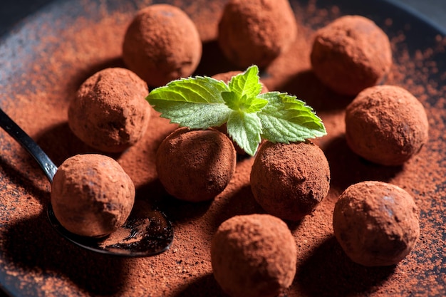 Trufas de chocolate hechas a mano closeup horizontal