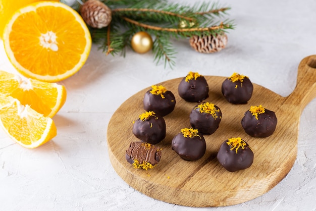 Trufas de chocolate con naranja sobre un fondo claro