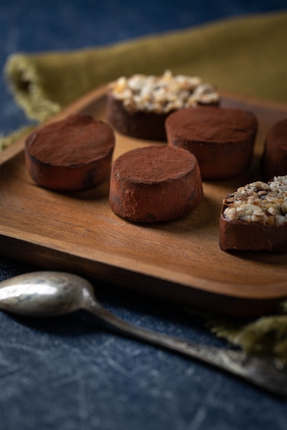 Trufas de chocolate en un plato de madera