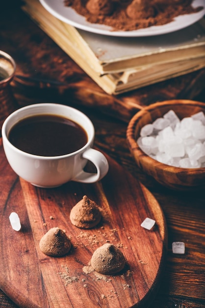 Trufas de chocolate recubiertas de cacao en polvo con café negro