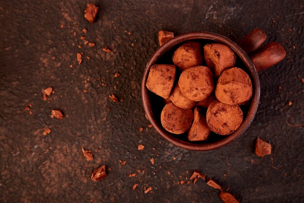 Trufas de chocolate en un tazón marrón