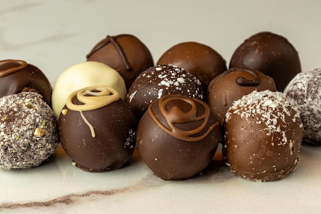 trufas de chocolate de varios sabores sobre un fondo claro