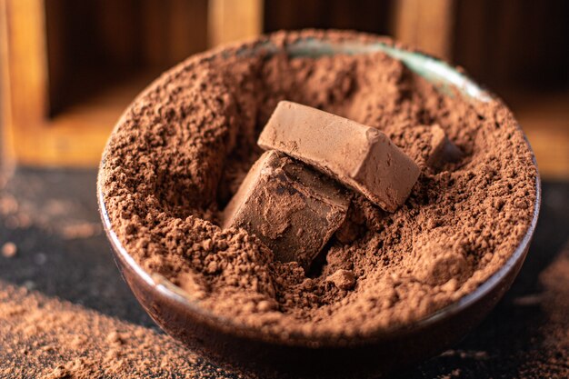 Trufas de bombons de chocolate em cacau em pó sobremesa natural doces refeição lanche na mesa cópia espaço