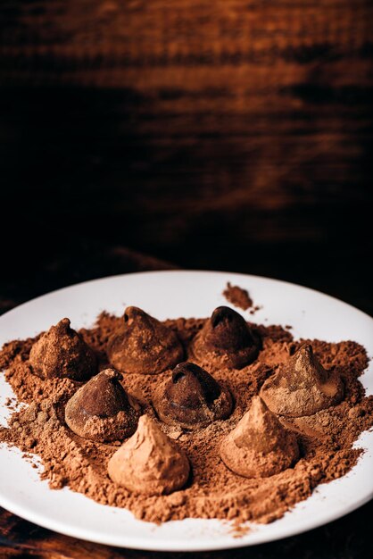 Trufas de chocolate caseiras cobertas com cacau em pó