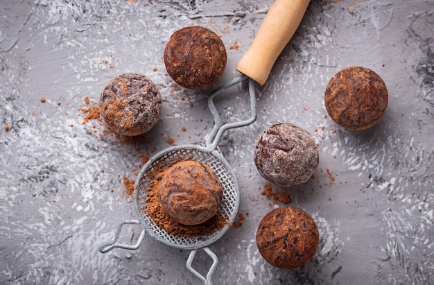 Trufas de chocolate com cacau em pó