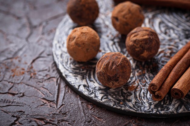 Trufas de chocolate com cacau em pó