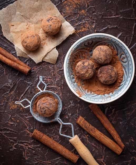 Trufas de chocolate com cacau em pó