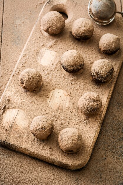 Trufas de chocolate com cacau polvilhadas na tábua