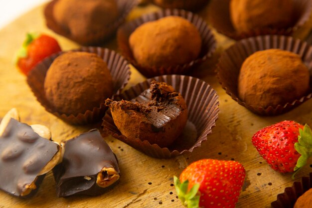 Trufas de chocolate de qualidade premium com morangos.