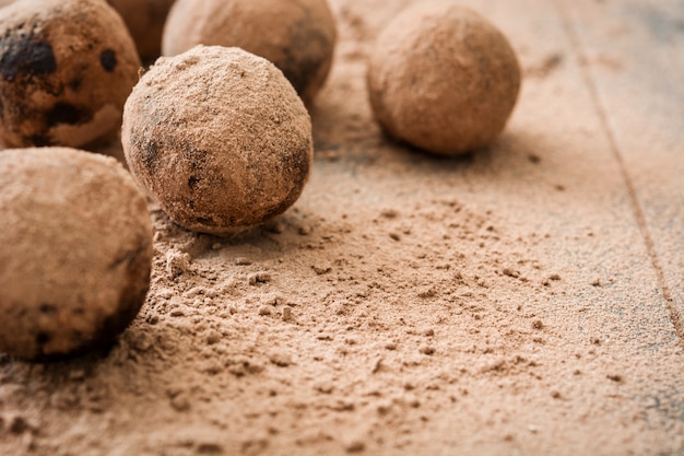 Trufas de chocolate deliciosas com cacau em pó