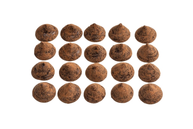 Foto trufas de chocolate isoladas em um fundo branco doces de chocolate