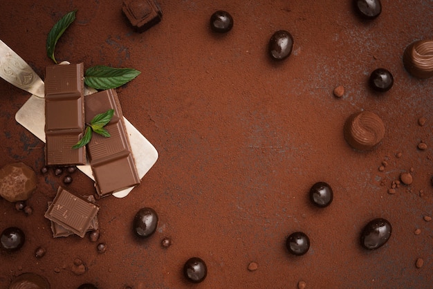 Foto trufas de doces de barra de chocolate e cacau em pó com espaço de cópia